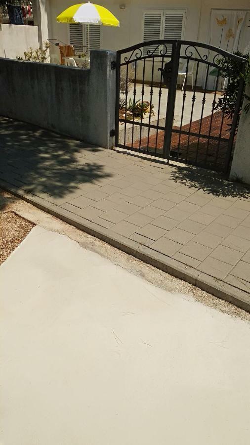 Sea Breeze Apartments With Private Beach And Boat Anchorage Stara Novalja Exterior foto